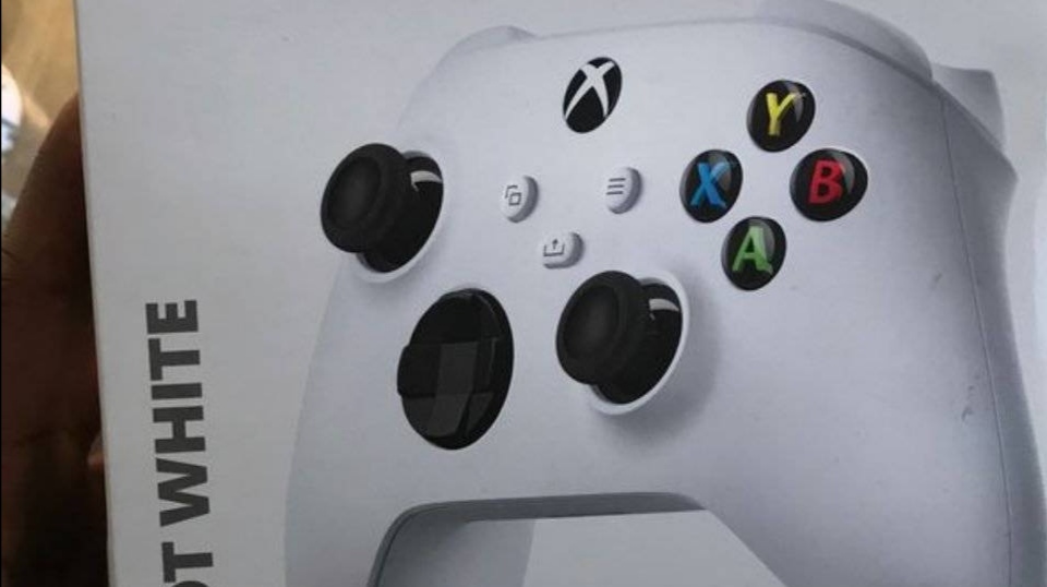 Unikl obal nového Xbox Gamepadu, zmiňuje neoznámený Xbox Series S